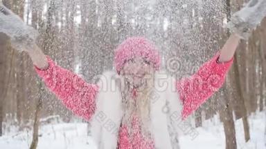 在冬天的森林里，一个年轻的女人微笑着把雪抛起